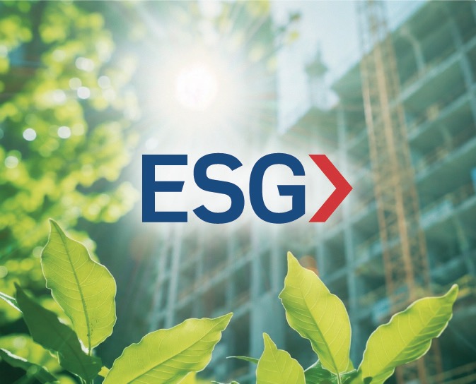 ESG-logo taustalla rakennustyömaa ja puita
